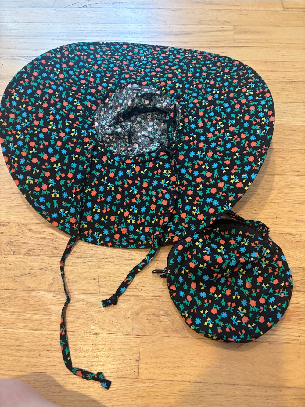 Baggu Wide-Brim Sun Hat with Floral Print - Black with Multicolor Flowers - Picture 2 of 4